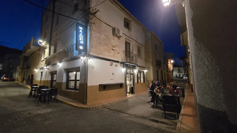 Fachada de Taverna Major 61 al anochecer