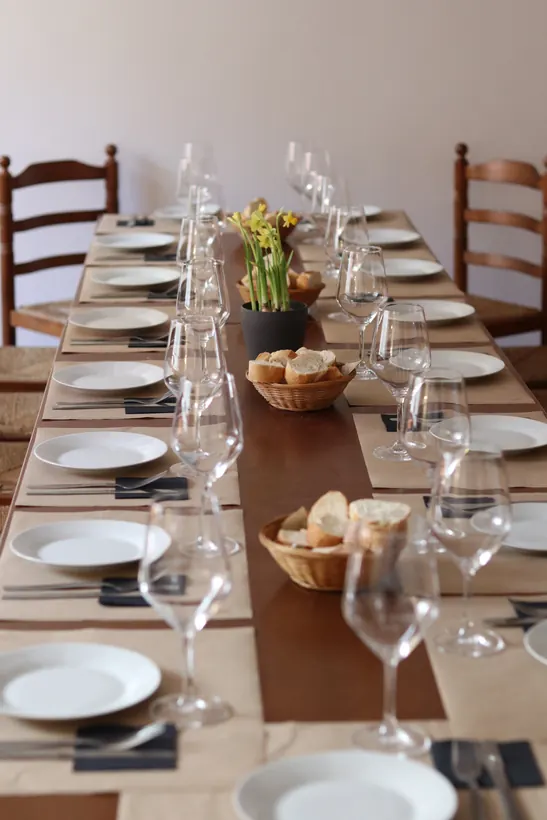 Mesa preparada en el salón de Taverna Major 61
