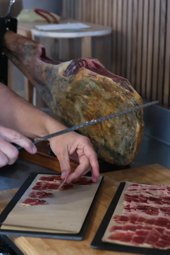 Corte de jamón ibérico en Taverna Major 61