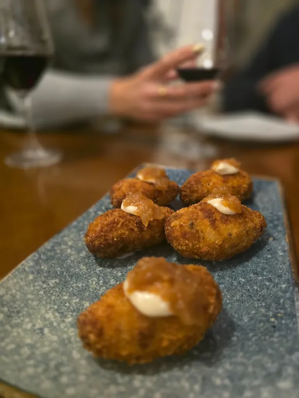 Croquetas caseras servidas en mesa