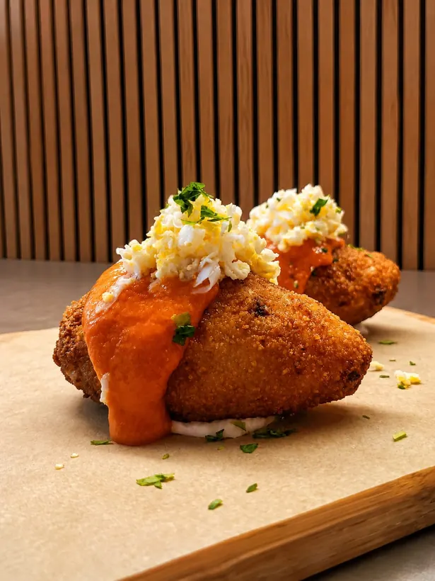 Bocado crujiente con salsa y huevo