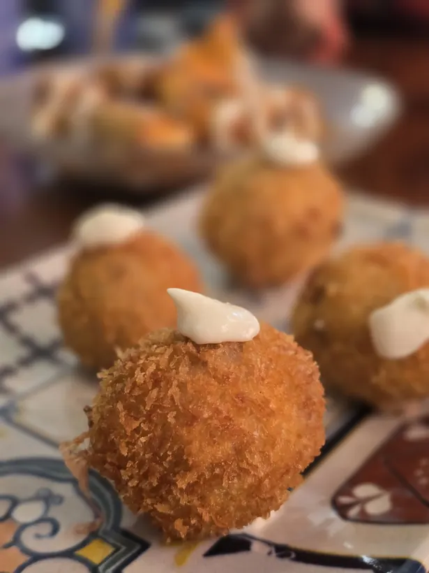 Croquetas crujientes con alioli