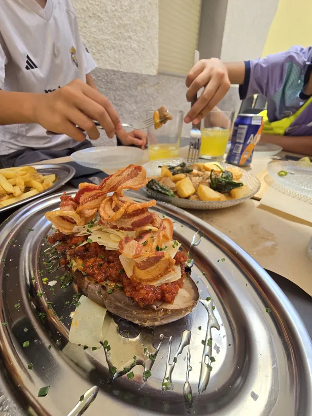 Platos para compartir en la mesa