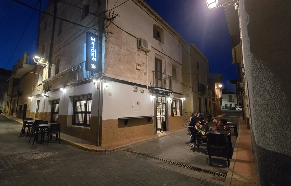 Fachada de Taverna Major 61 al anochecer
